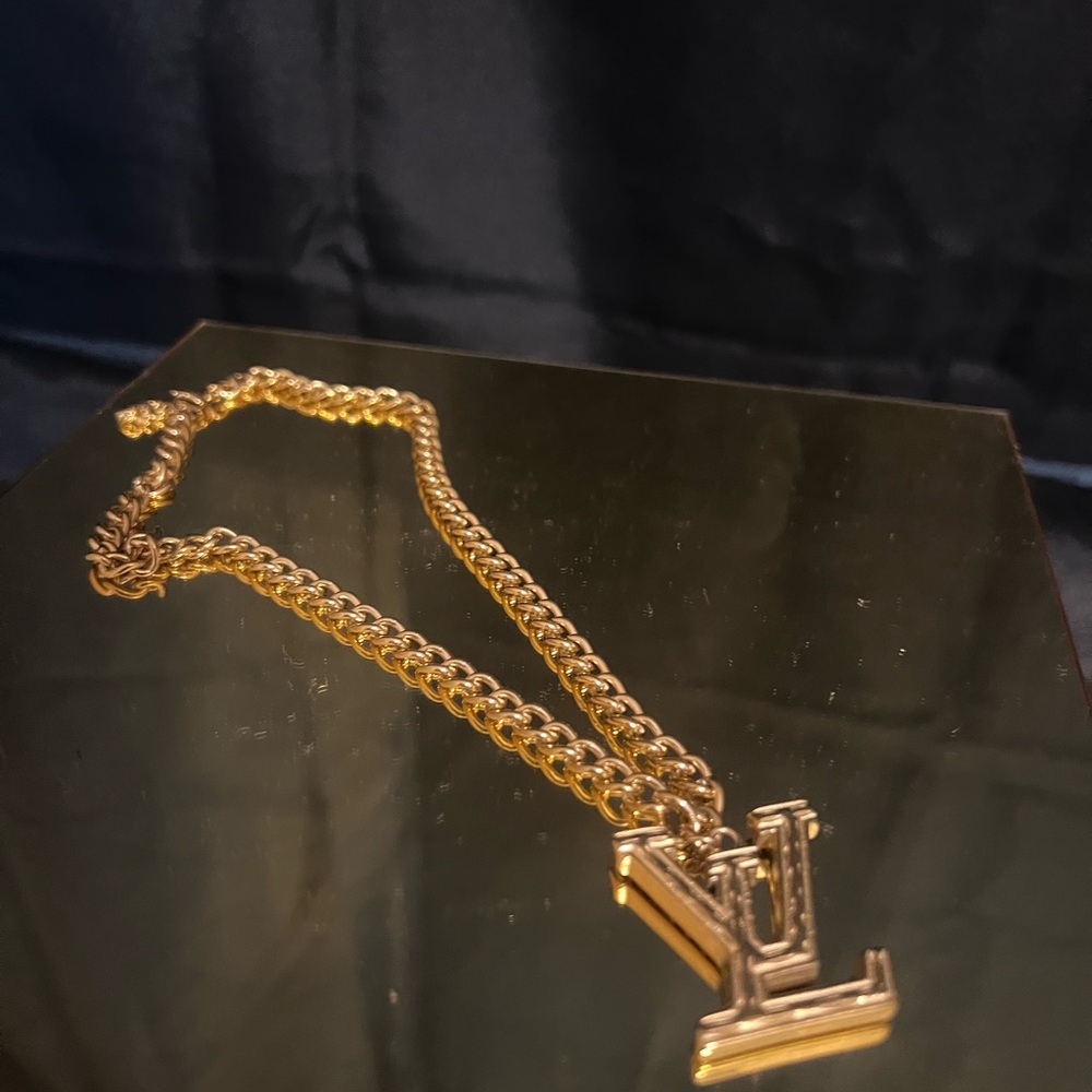 Louis Vuitton LV Pendant Necklace - Picture 6 of 7